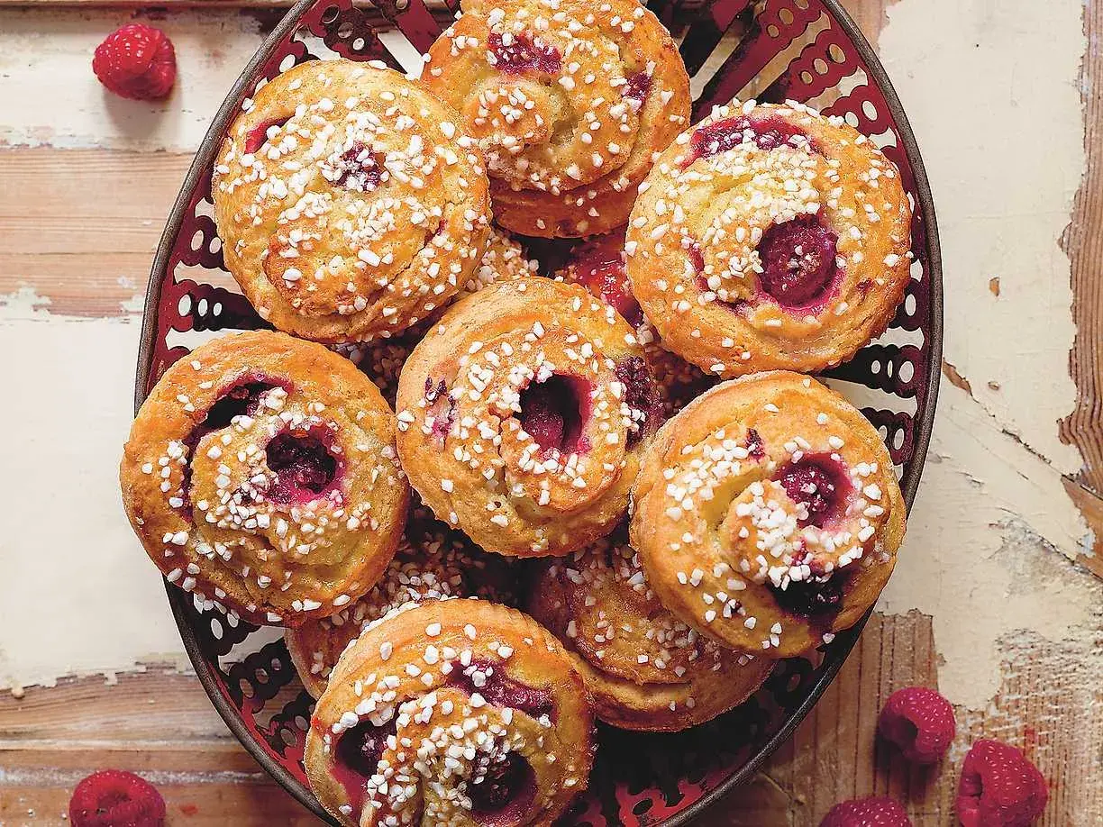 Snabba bullar med bakpulver, fyllda med hallon och toppade med pärlsocker. Perfekta för fika!