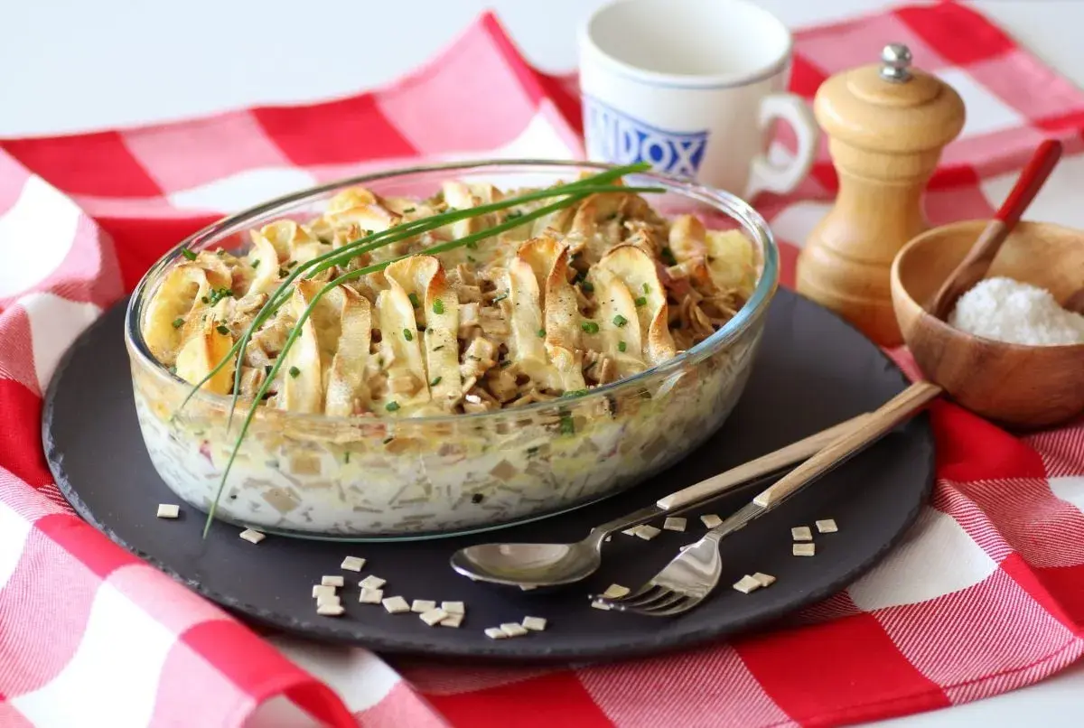 Gratin de crozets savoyards, plat réconfortant à l'origine montagnarde, garni de fines tranches de pommes de terre dorées.