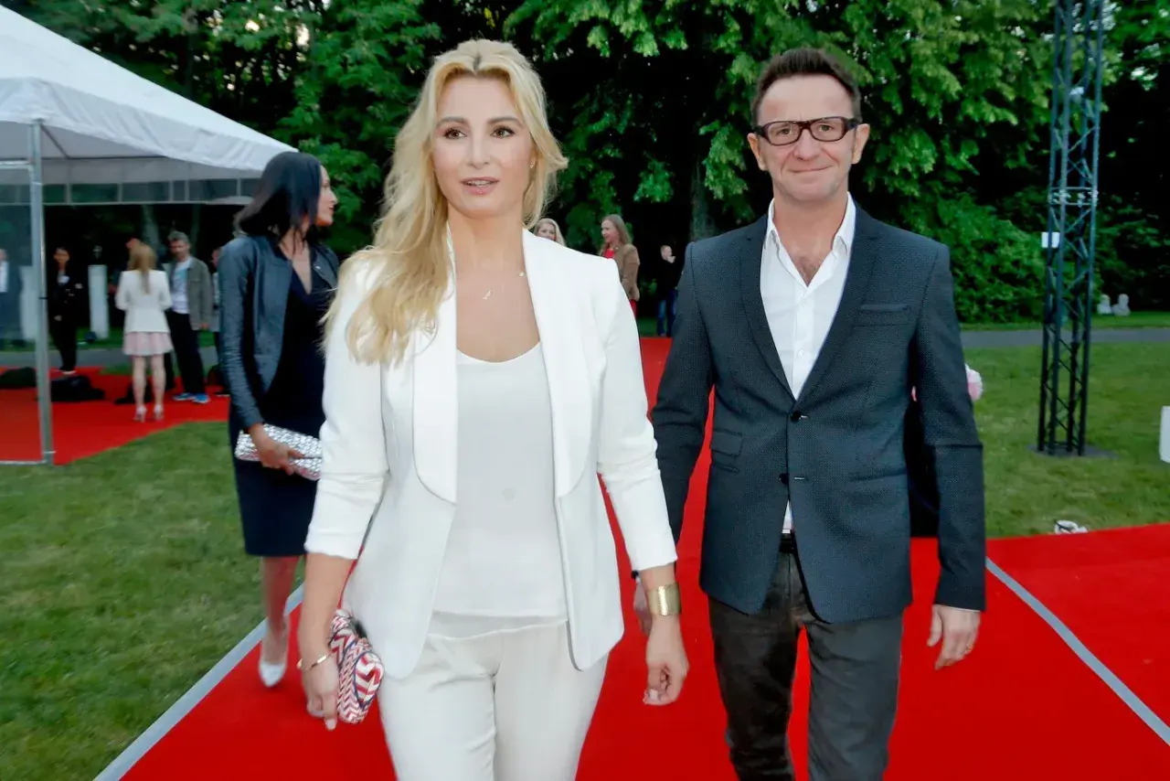 Paweł Wilczak i jego partnerka na czerwonym dywanie. Elegancka stylizacja, która sugeruje romantyczny wieczór.