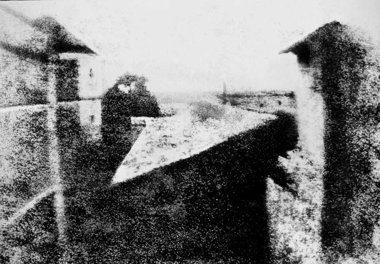 La prima foto iconica: una vista da una finestra, con un uomo che cammina per strada, catturato in un'immagine storica.