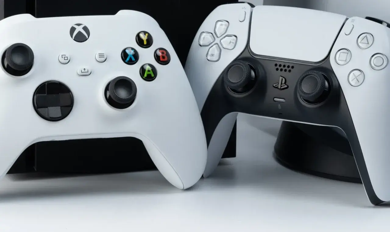 Biały kontroler Xbox i biało-czarny kontroler PlayStation. Dowiedz się, jak podłączyć pada Xbox do PC bezprzewodowo.