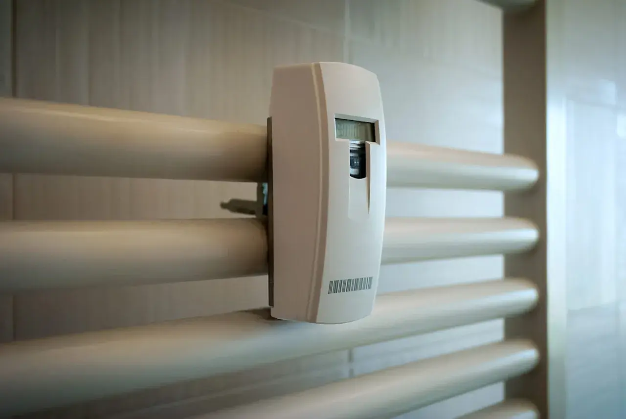 Riscaldatore con ripartitore di calore digitale montato sui tubi.