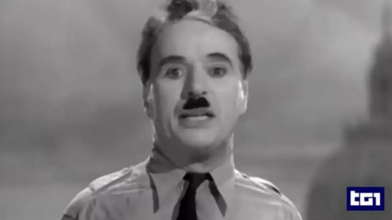 Charlie Chaplin, con baffi e camicia, ricorda il suo discorso in "Il grande dittatore", un film che gli valse un Oscar onorario.