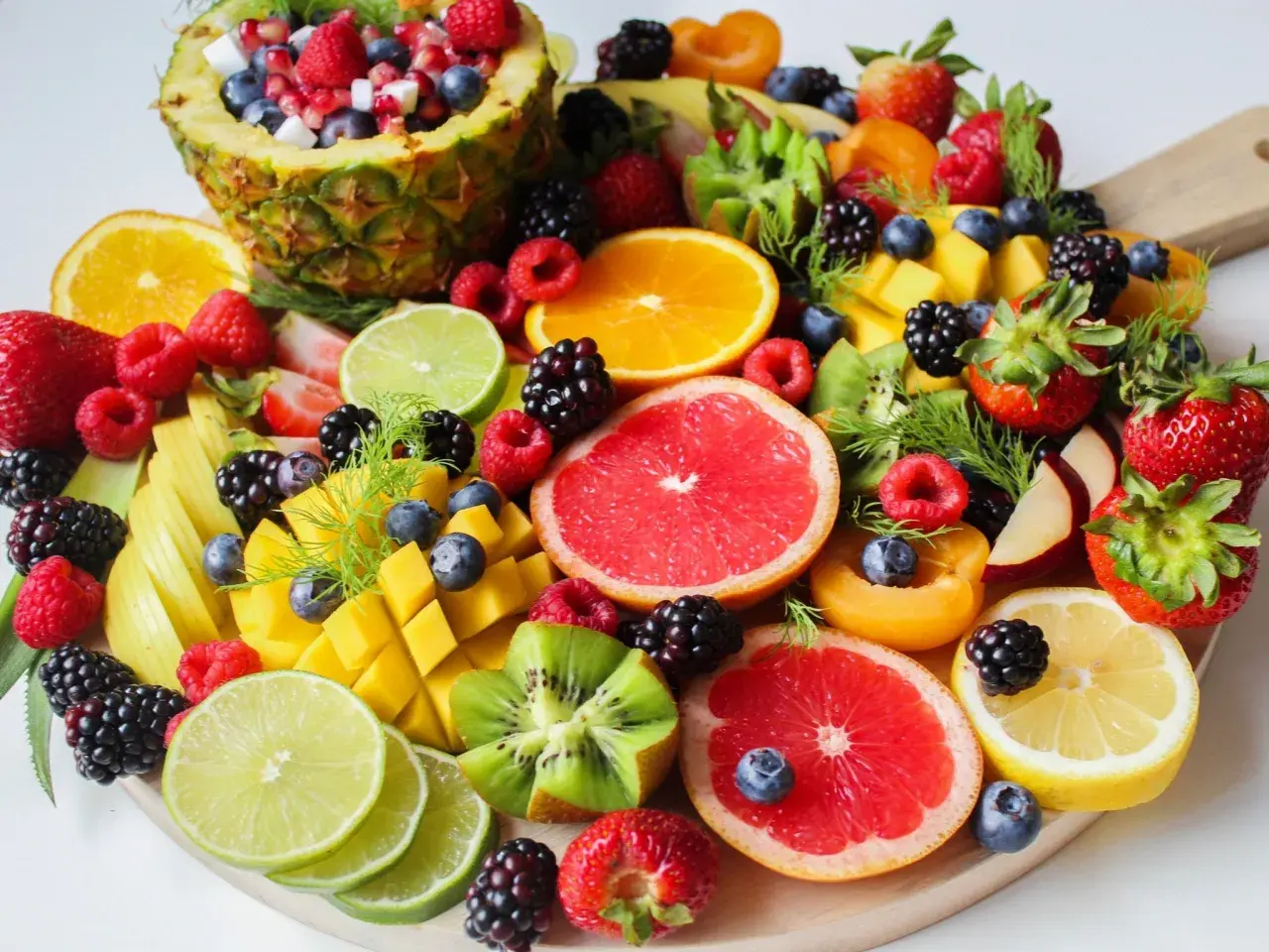 Un'esplosione di colori con tanta frutta fresca: fragole, mirtilli, lamponi, mango, kiwi, arance, limoni, pompelmi, lime e ananas. Un vero tripudio di "fruit" per gli occhi e il palato.