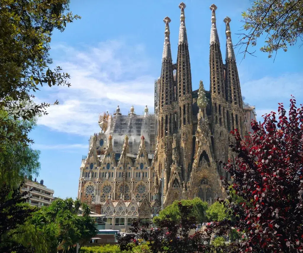 W jakim kraju jest Barcelona? Odkryj jej fascynującą historię i położenie