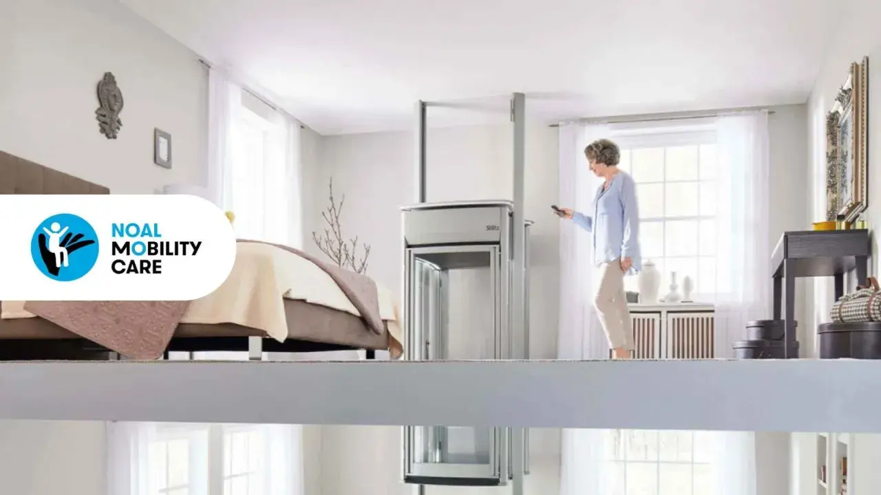 Donna usa un miniascensore più piccolo per muoversi comodamente tra i piani della sua casa.