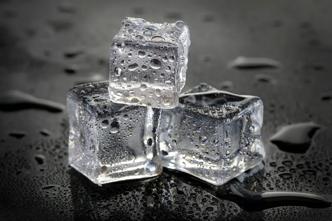 Kostki lodu pokryte kroplami wody. Jak używać rapid cold pack? Chłodzenie, ulga, odświeżenie.
