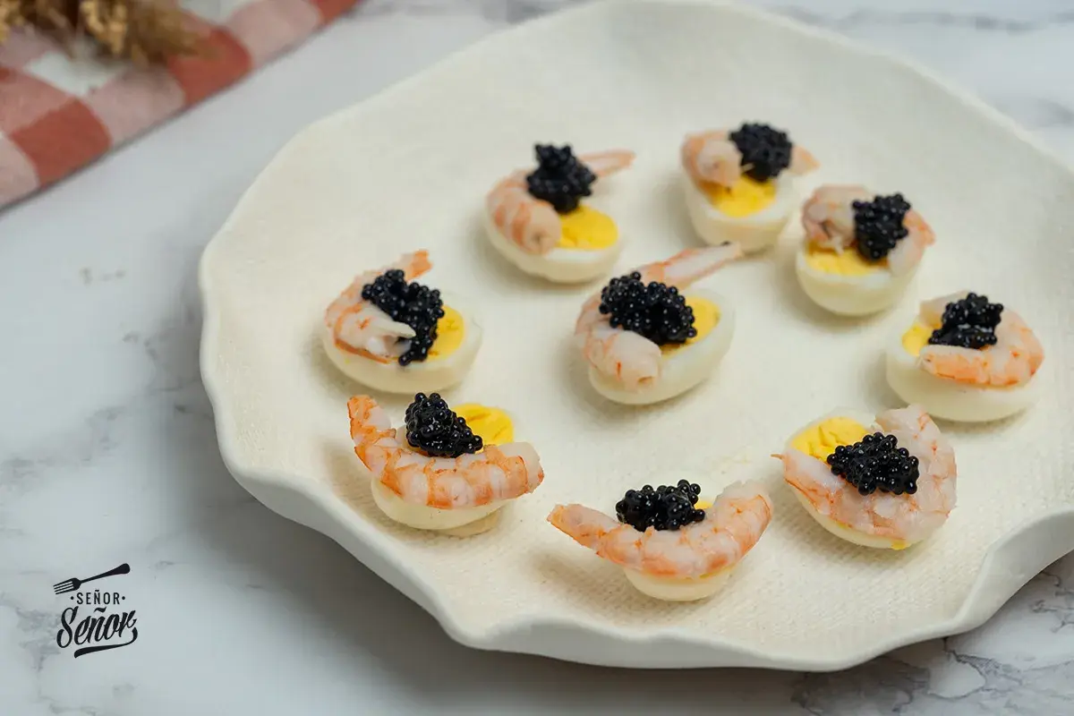 Deliciosos canapés con huevos de codorniz, camarones y caviar negro. Un bocado elegante y sabroso.