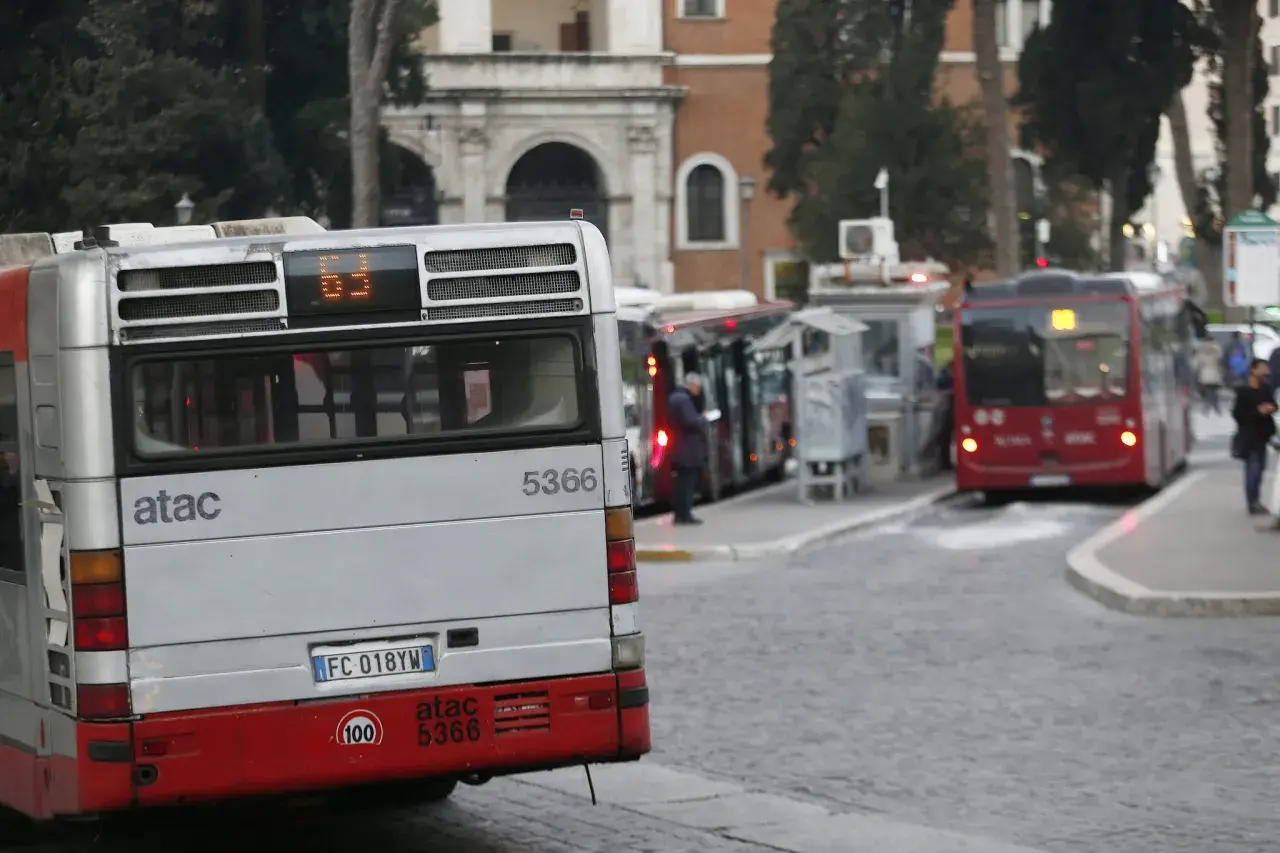 Autobus ATAC in strada, pronti per un nuovo viaggio con il tuo abbonamento mezzi.