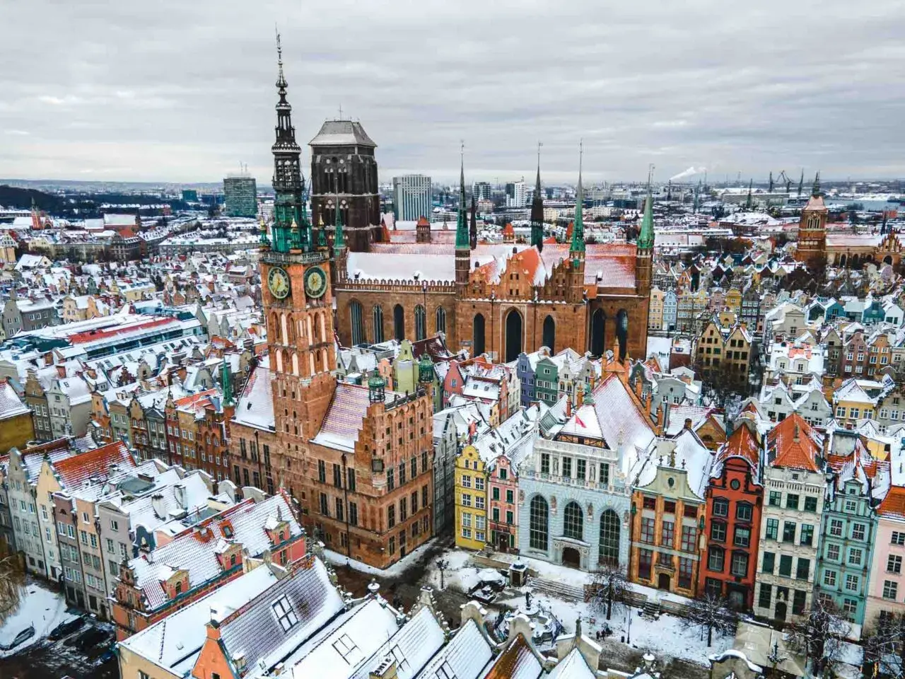 Zimowy widok na Gdańsk z Ratuszem Głównego Miasta i Bazyliką Mariacką. Wspaniałe, fajne miejsca w Gdańsku pokryte śniegiem.