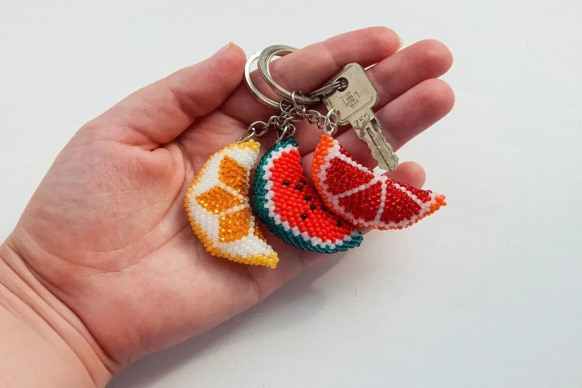 Portachiavi fai da te bambini: fette di agrumi e anguria in perline, perfetti per decorare chiavi e zainetti.