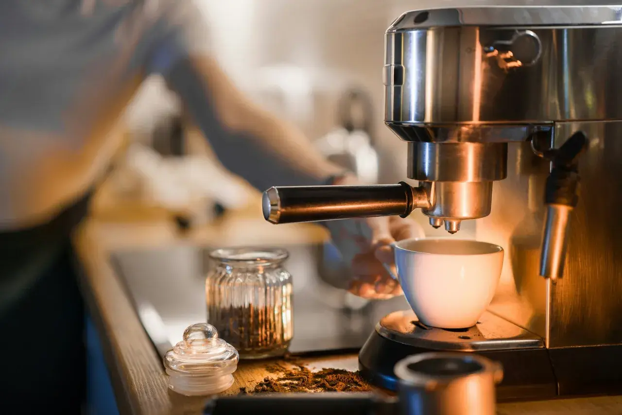Mokre fusy w ekspresie Philips, gotowe do wyrzucenia po zaparzeniu pysznego espresso.