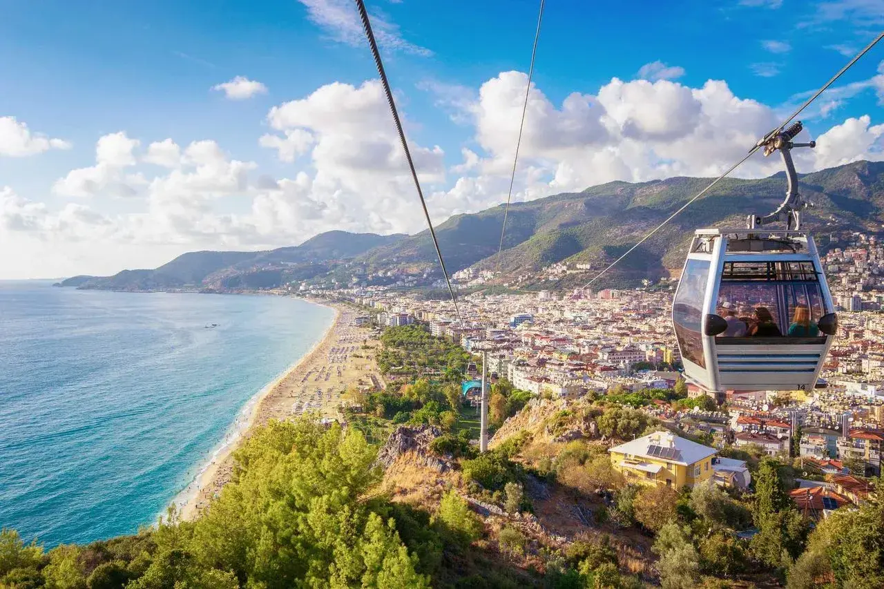 Linbana över Dimcay Alanya med utsikt över stranden och staden.
