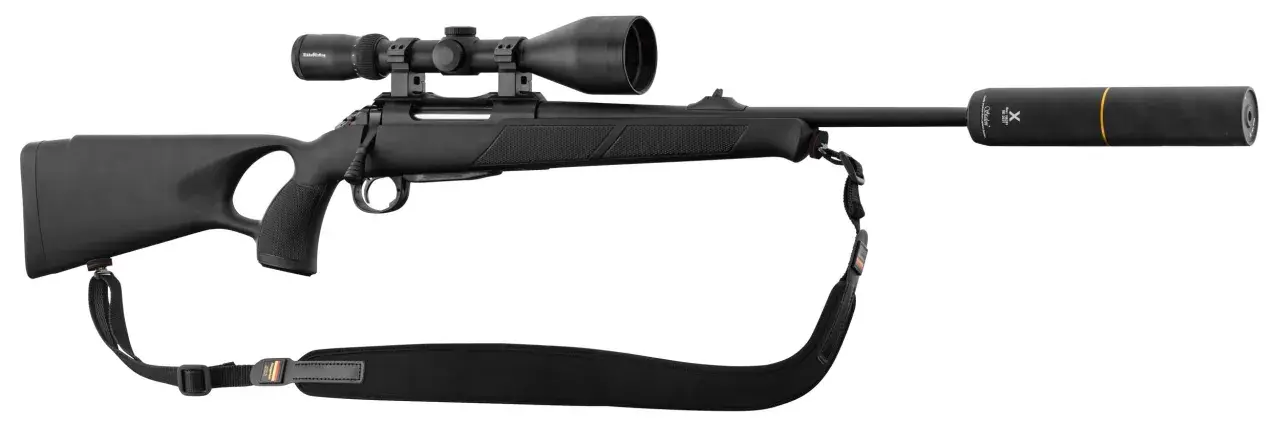 Carabine noire avec lunette et silencieux, idéale pour l'affût sanglier. Prête pour l'action.