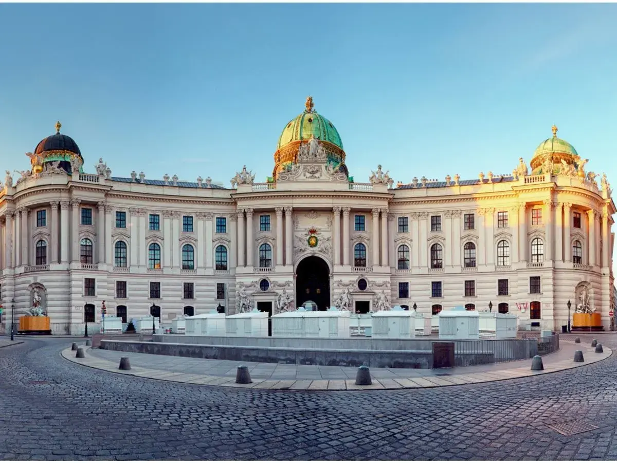 Majestatyczny pałac z zielonymi kopułami, który mógłby uchodzić za największy pałac na świecie.