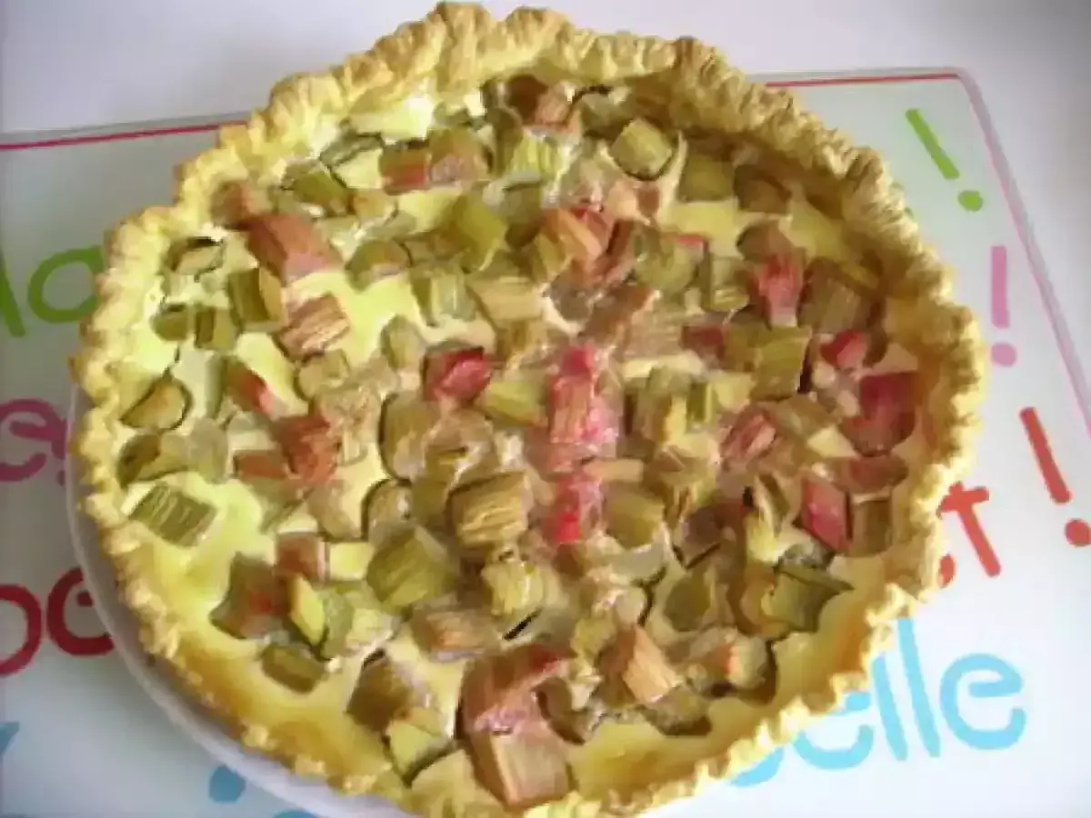 Tarte à la rhubarbe sur pâte feuilletée, garnie de morceaux de rhubarbe et d'une crème onctueuse. Un délice printanier !