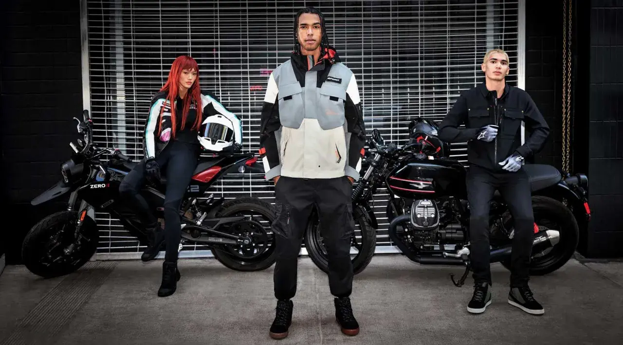 Tre giovani con abbigliamento bikers, pronti per un'avventura su due ruote. Stile e protezione per ogni motociclista.