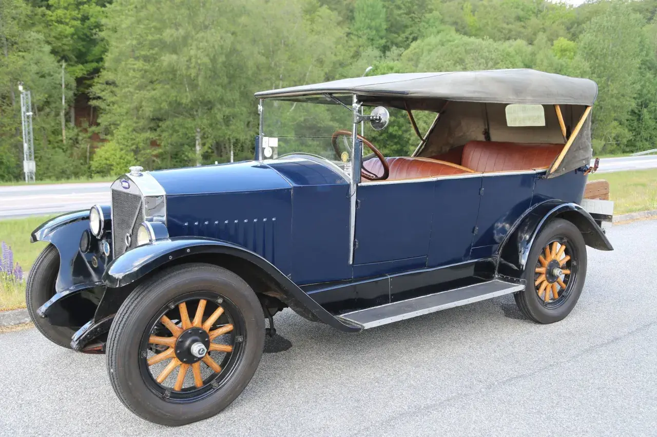 En mörkblå Volvo Car AB cabriolet från tidigt 1900-tal med bruna lädersäten och träekerhjul.