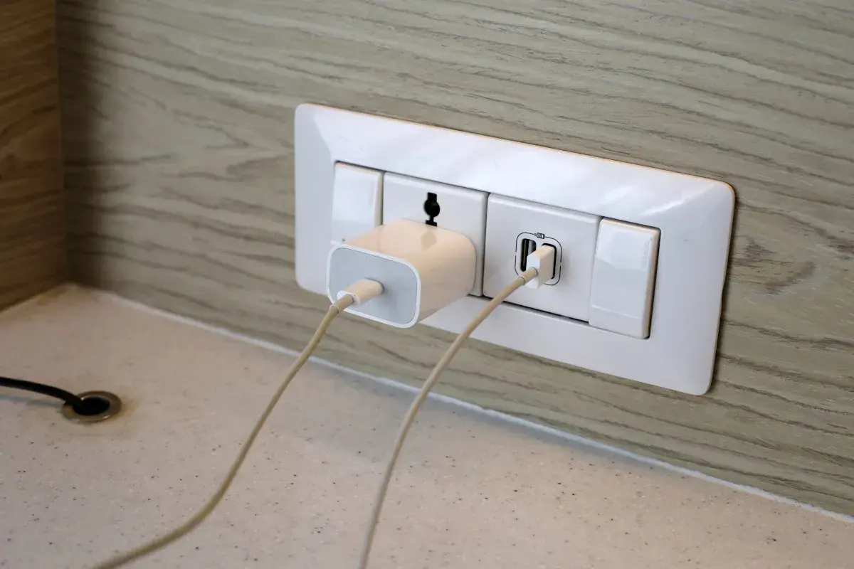 Nowoczesne gniazdka w Norwegii z portami USB, idealne do ładowania urządzeń.