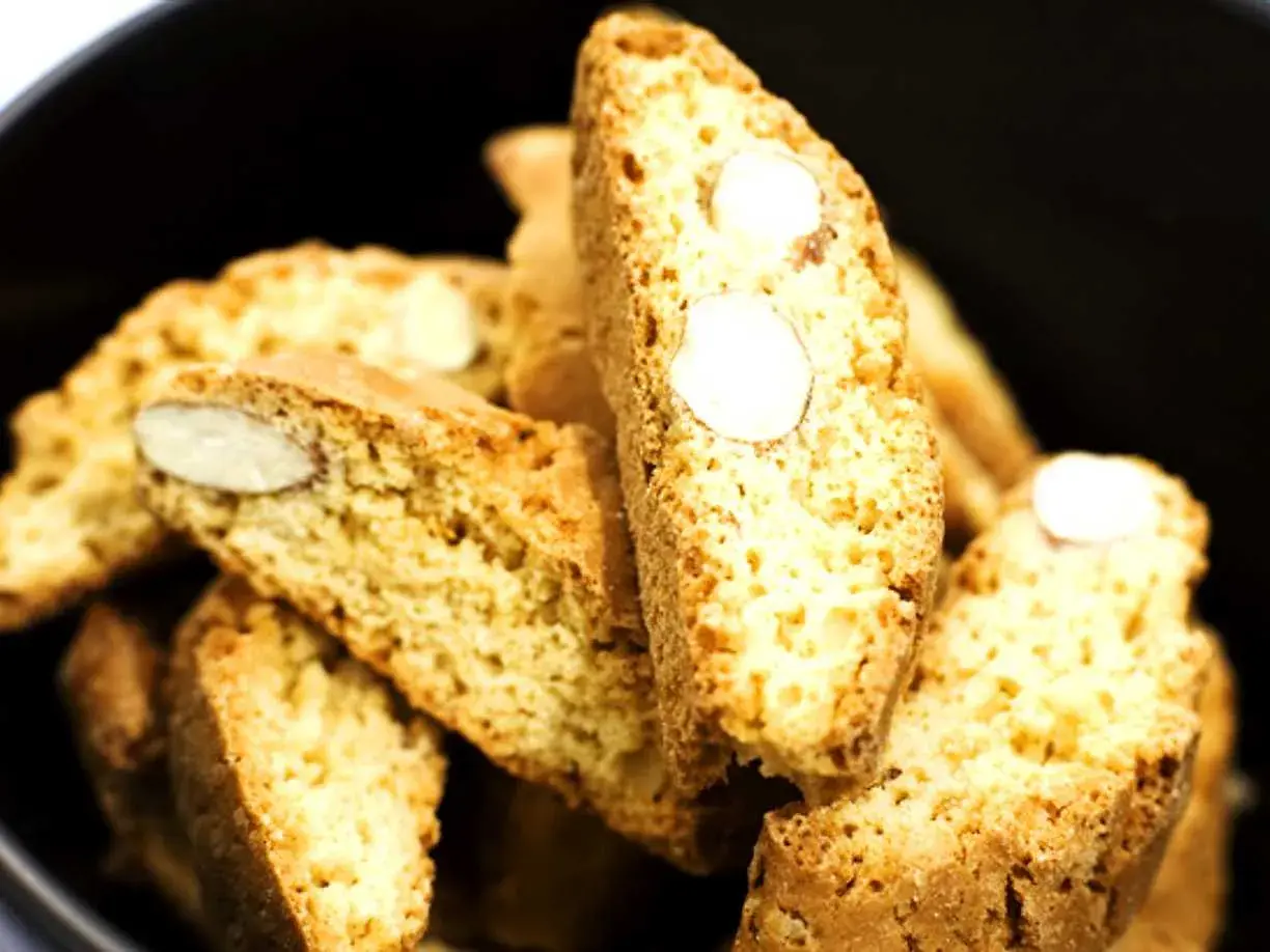 En hög med krispiga italienska mandelskorpor, perfekta att doppa i kaffe.