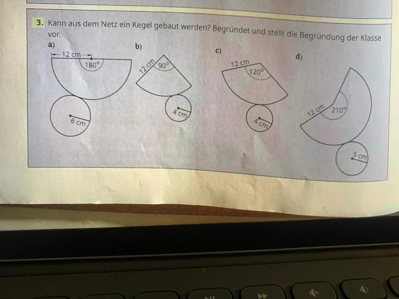 Vier verschiedene Netze eines Kegels werden gezeigt, jeweils mit einem Kreissektor und einem Kreis. Die Frage ist, ob aus diesen Netzen ein Kegel gebaut werden kann.