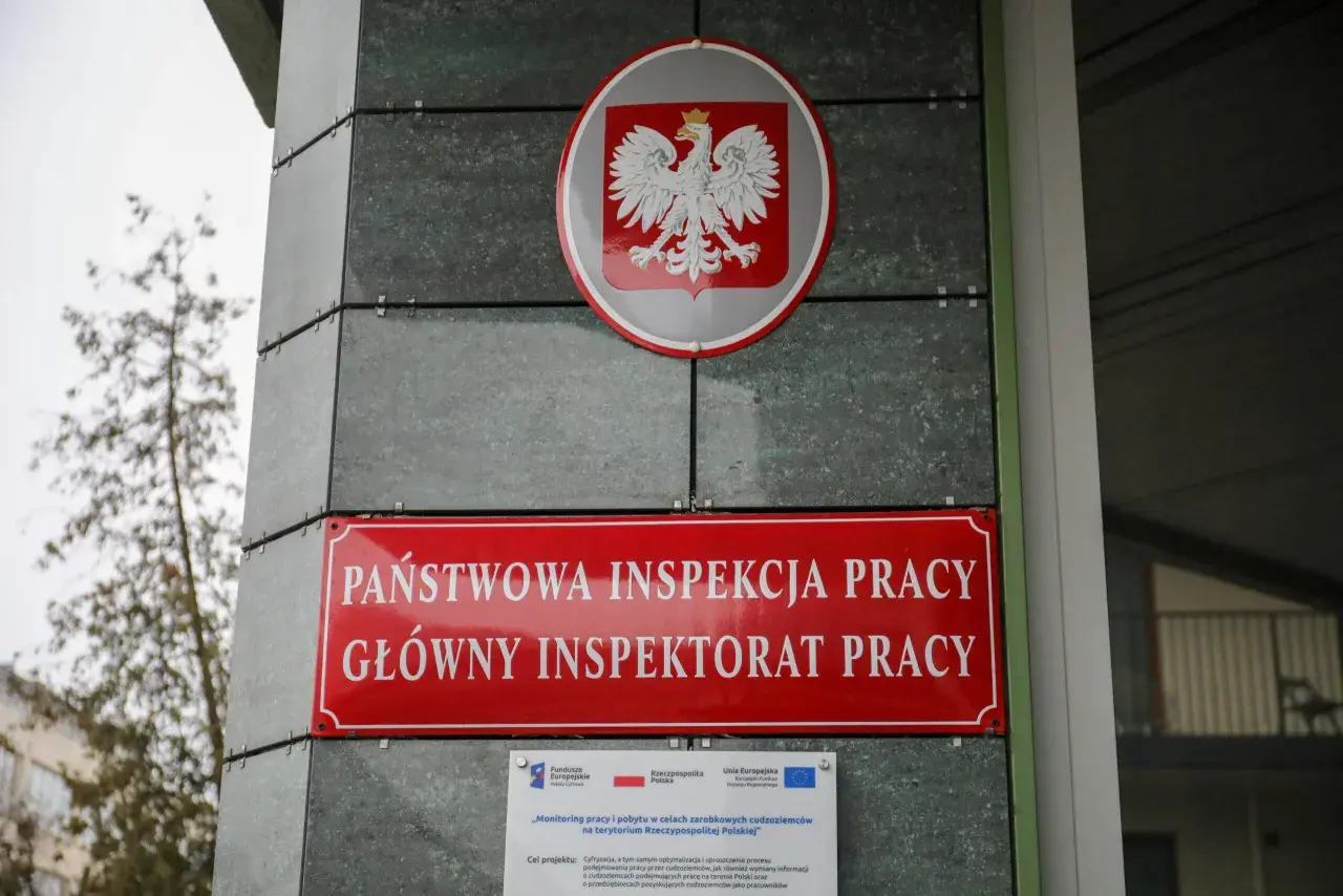 Tablica Państwowej Inspekcji Pracy. Wkrótce zmiany w prawie pracy 2026.