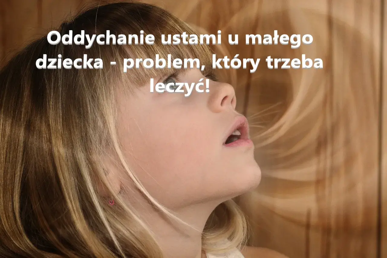 Dziecko z otwartymi ustami, sugerujące oddychanie przez usta. To problem, który wymaga uwagi i leczenia.