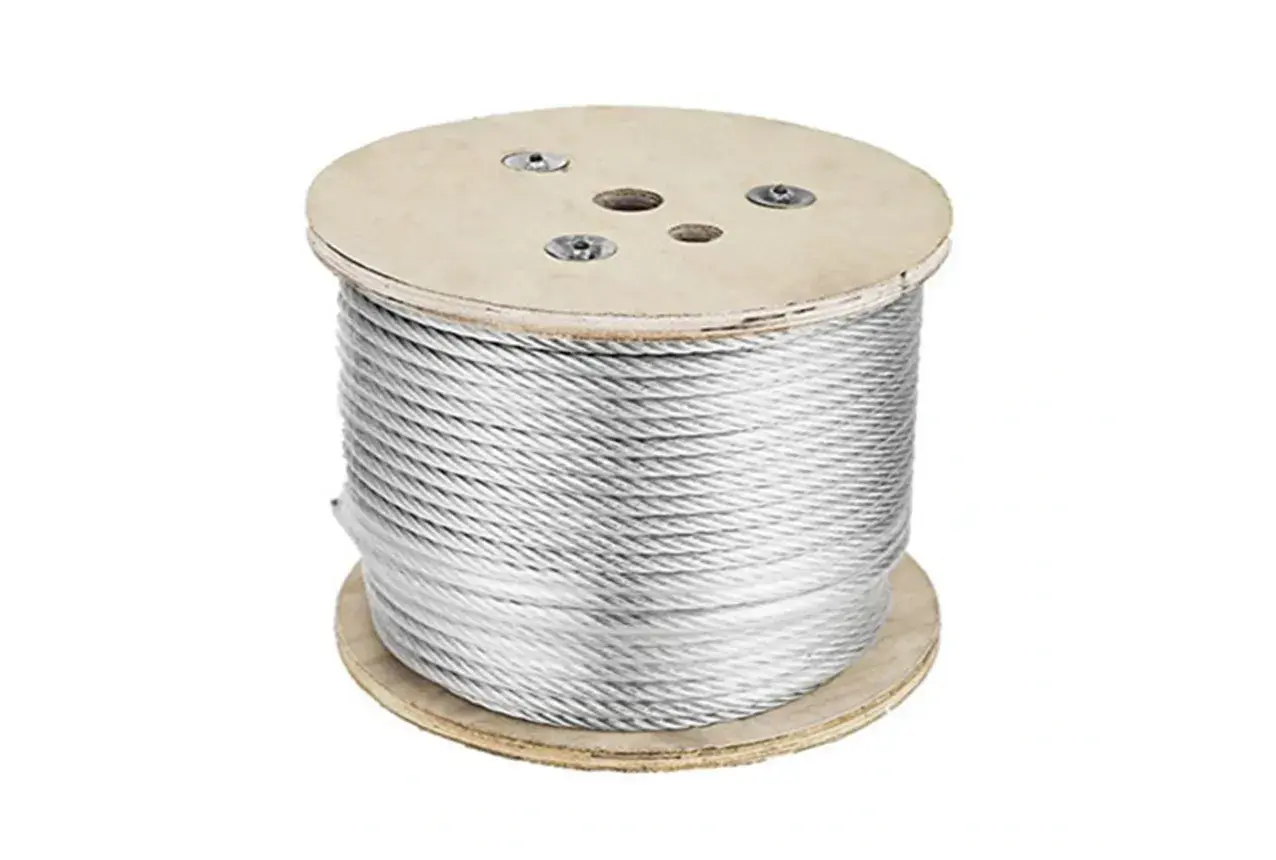 Drewniany bęben z nawiniętą liną stalową 20mm. Solidny materiał do wielu zastosowań.