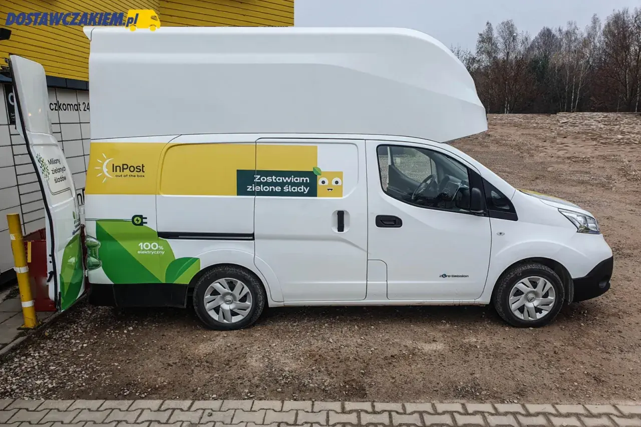 Biały Nissan e-NV200 InPost z hasłem "Zostawiam zielone ślady" i grafiką liścia.