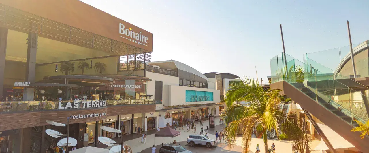 El centro comercial Bonaire, con sus tiendas y restaurantes, se llena de vida bajo el sol.