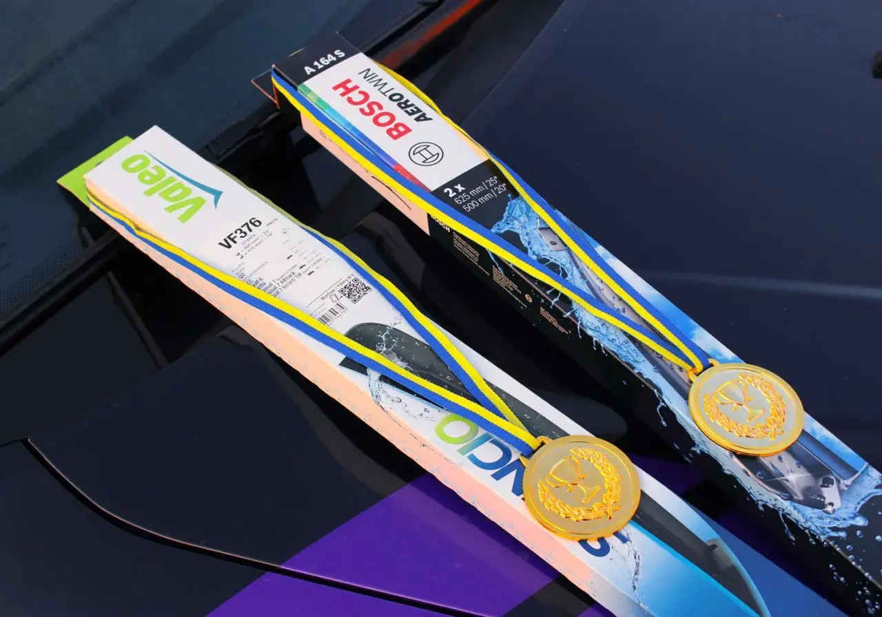 Två förpackningar med torkarblad, Valeo och Bosch, med medaljer. Vilka torkarblad ska jag ha?