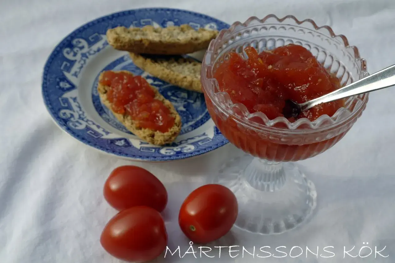 Tomatmarmelad i en skål, serverad på knäckebröd. Ett enkelt tomatmarmelad recept att prova.