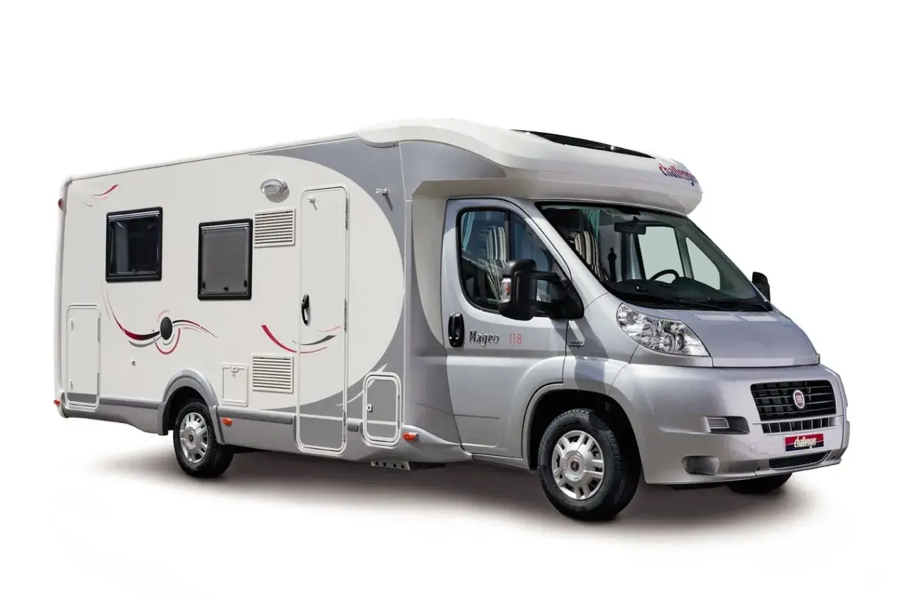 Camping-car Challenger Mageo 118, prêt pour l'aventure. Design moderne et spacieux pour vos voyages.