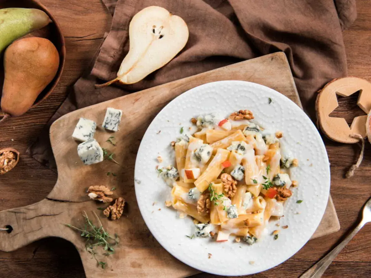 Pâtes crémeuses aux noix et dés de pommes, parsemées de gorgonzola. Un délice gourmand.