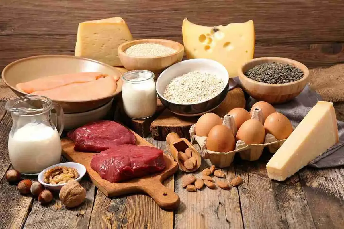 Viande, poulet, œufs, fromage, lait, lentilles, avoine, noix et amandes : une sélection d'aliments riches en acides aminés essentiels pour une alimentation équilibrée.