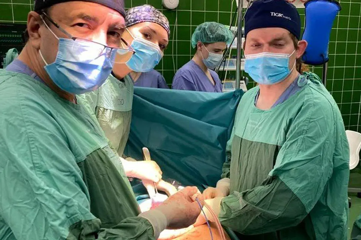 Chirurdzy w maseczkach i fartuchach podczas operacji. Jak podziękować chirurgowi za operację? Warto docenić ich pracę.