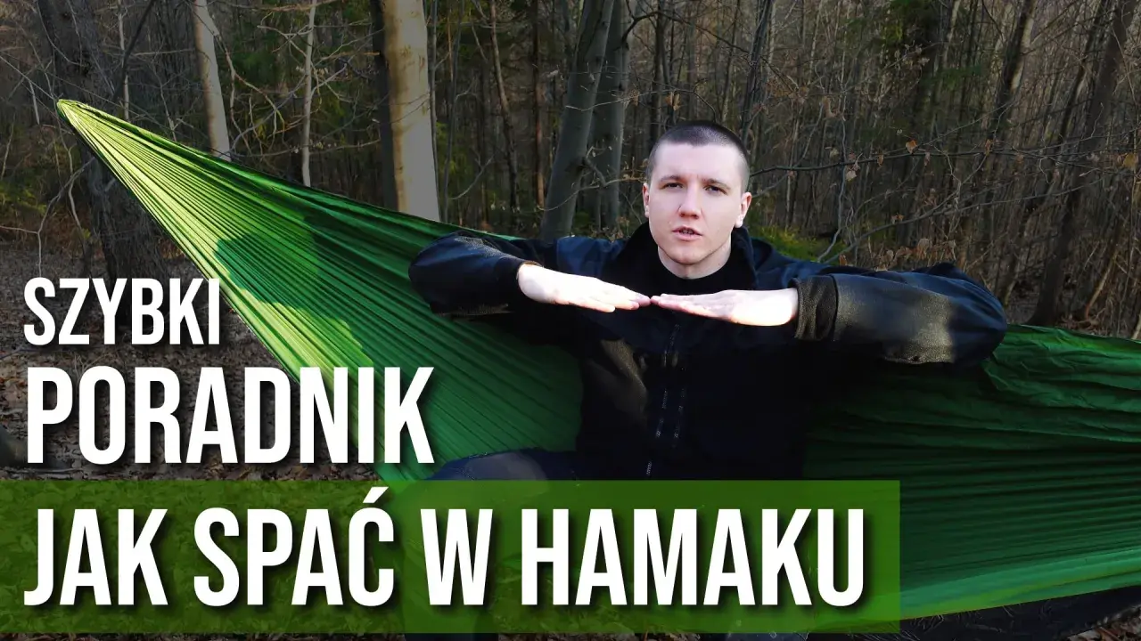 Mężczyzna w lesie pokazuje, jak wygodnie spać w hamaku. Szybki poradnik.