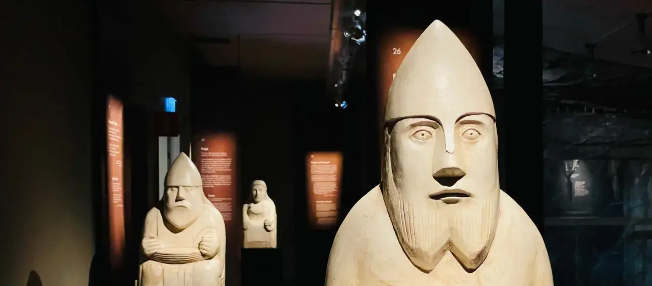 Museets utställning visar spår efter Oden i form av forntida statyer. De har en unik, uttrycksfull stil.