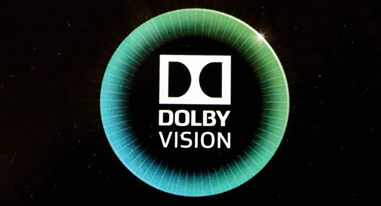 Logo Dolby Vision na ekranie telewizora Samsung, zapewniające kinową jakość obrazu.