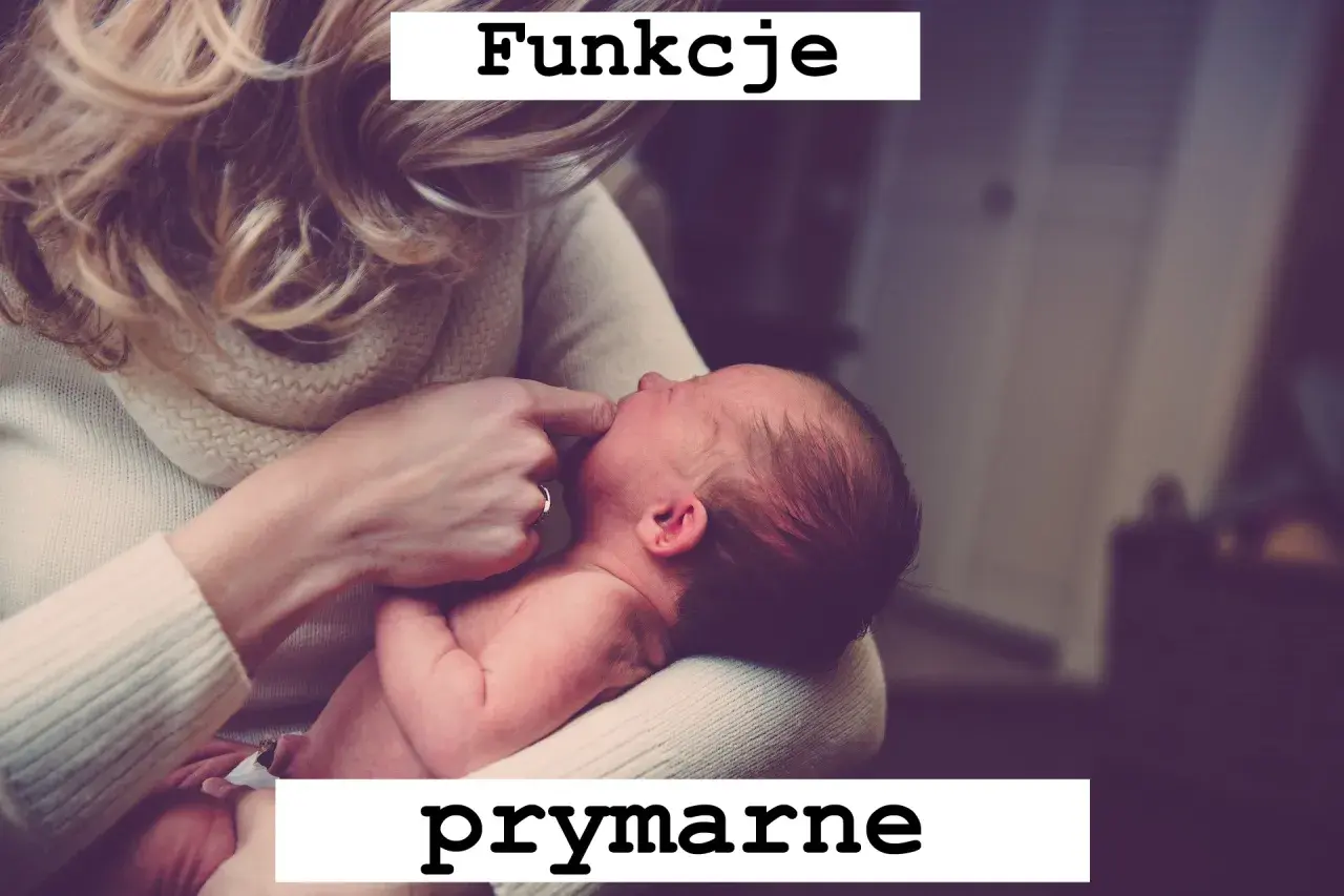 Matka delikatnie dotyka palcem ust noworodka, wspierając jego prymarne funkcje i rozwój artykulacji.