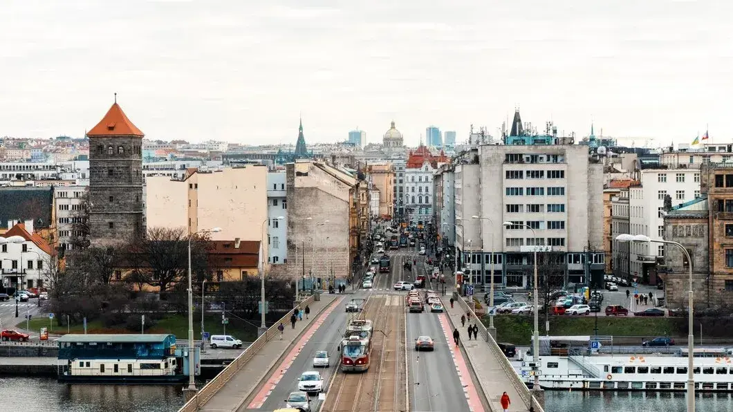 Praga autem: Jak wybrać najlepszą trasę i uniknąć mandatów?