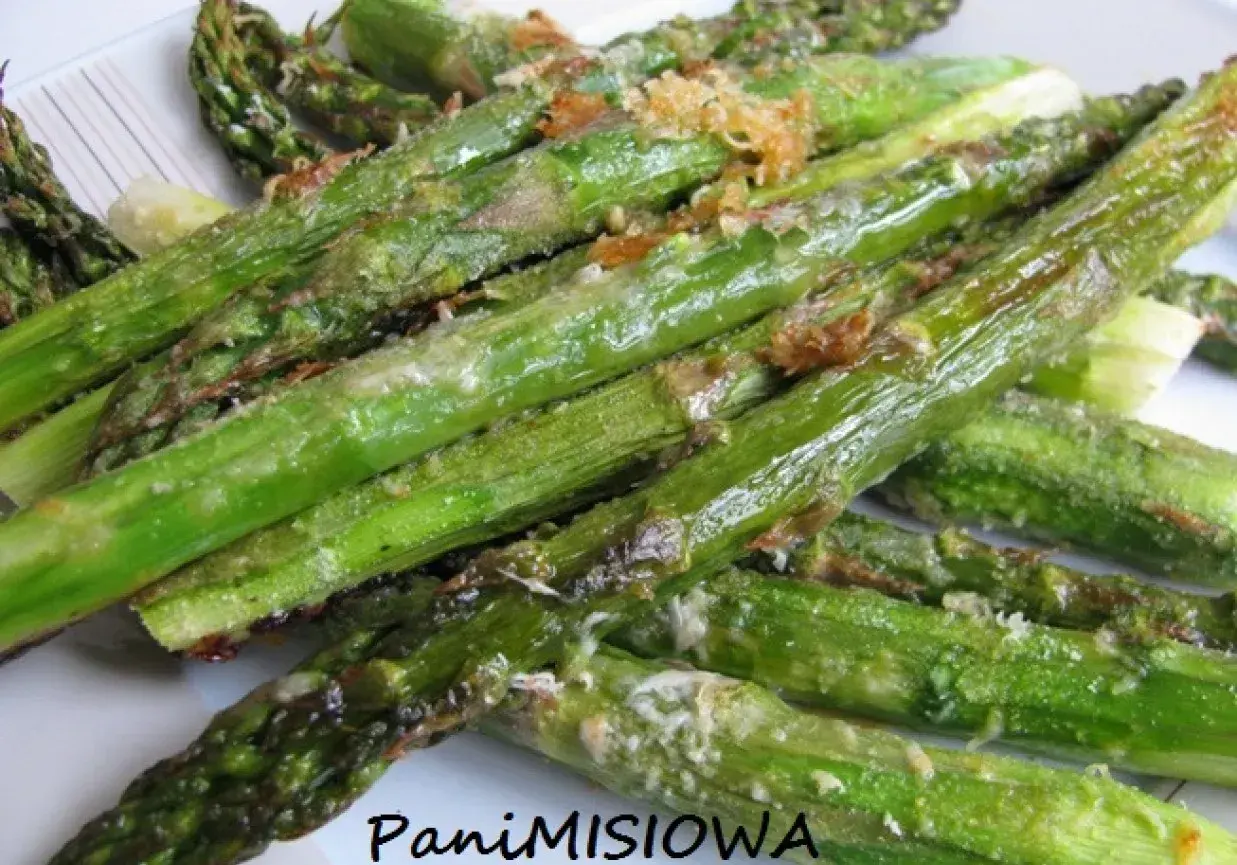 Pyszne, soczyste szparagi z piekarnika, lekko przypieczone i posypane parmezanem. Idealne jako dodatek lub samodzielne danie.