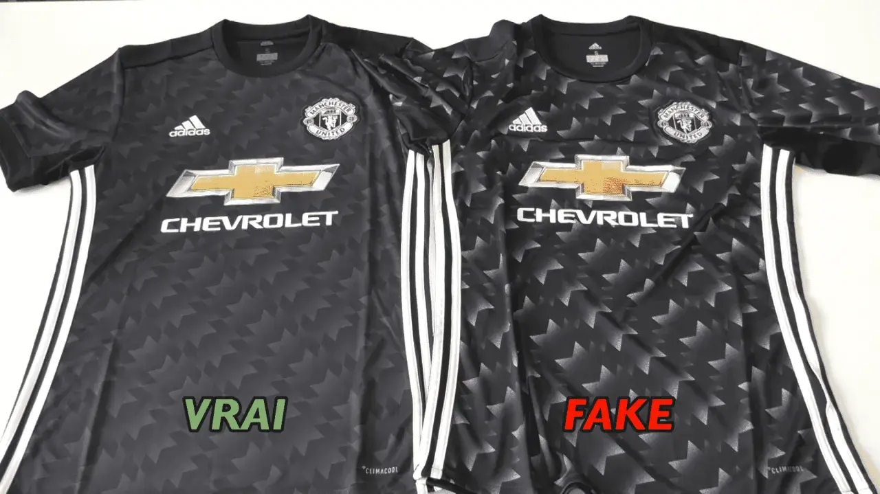 Deux maillots de foot Manchester United, l'un authentique (VRAI) et l'autre contrefait (FAKE), côte à côte.