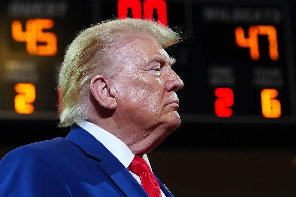 Donald Trump, USA:s 45:e president, i profil. Bakom honom syns siffrorna 45 och 47, vilket väcker frågan: hur många presidenter har USA haft?