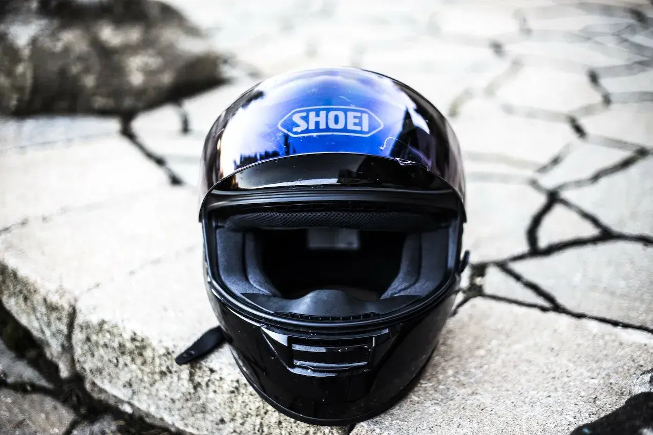 Casco Shoei negro y azul, listo para aprender como limpiar casco de moto y mantenerlo impecable.