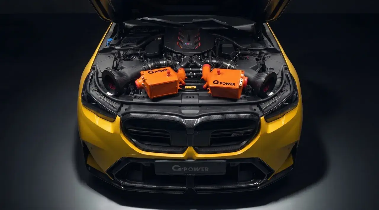 Żółte BMW M5 z otwartą maską, prezentujące dwa pomarańczowe intercoolery G-Power.