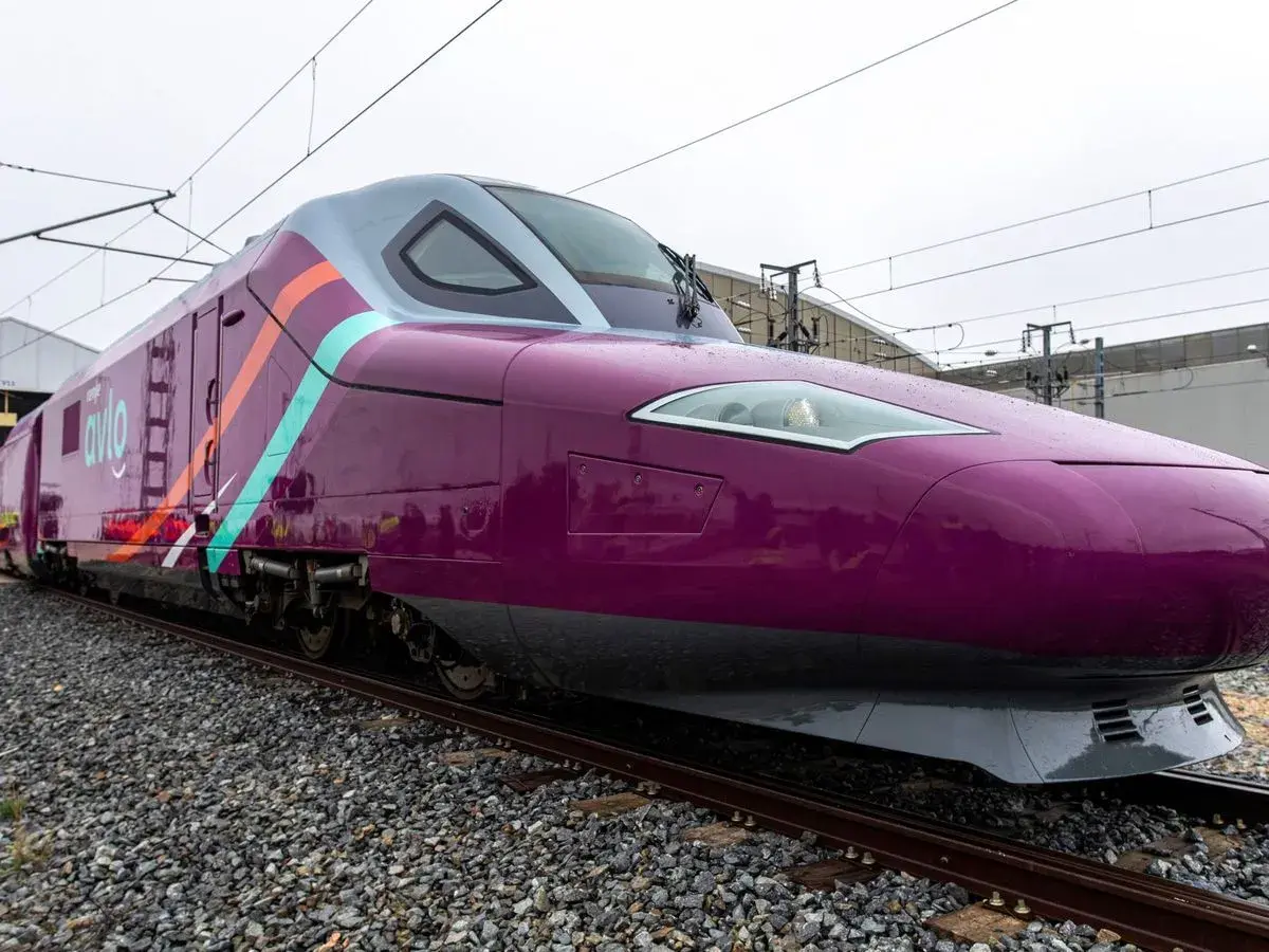 Tren morado de Avlo, ideal para viajar de Barcelona a Madrid desde 5€.