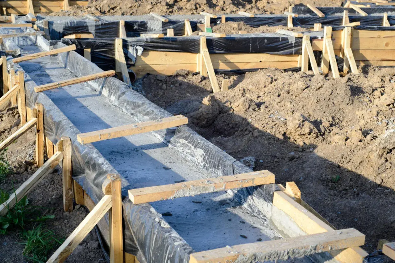 Szalunki i wylana ława fundamentowa. Tak wygląda początek, jak wykonać fundament.