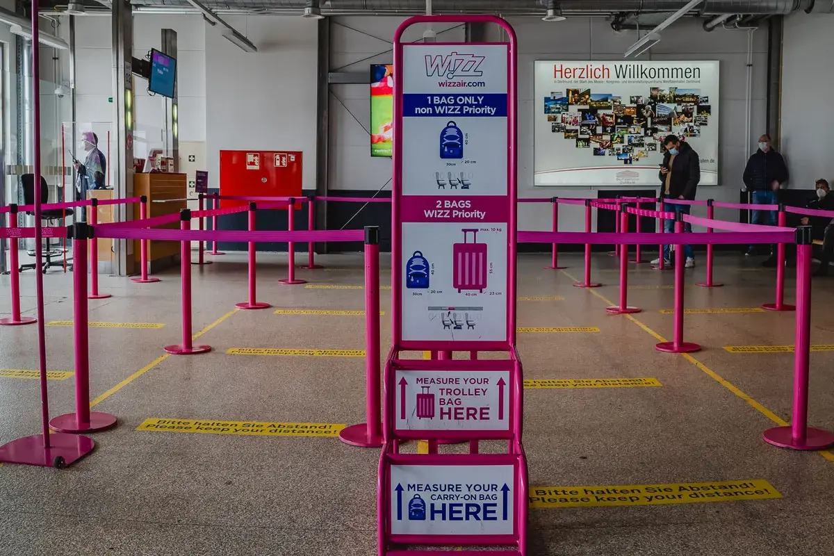 Wizz Air Gepäckmessstation mit Hinweisen zu Maßen und Gewicht.