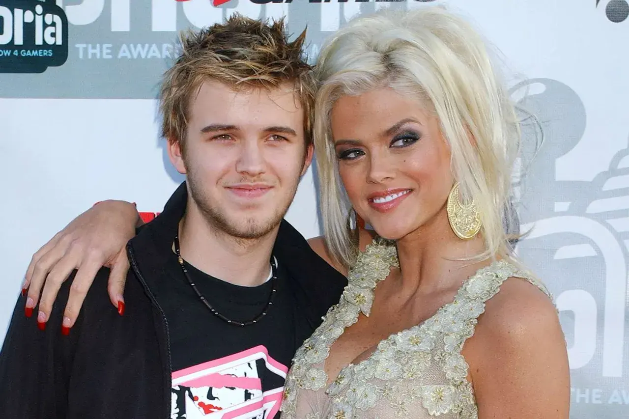 Daniel Wayne Smith z matką, Anną Nicole Smith, na czerwonym dywanie.